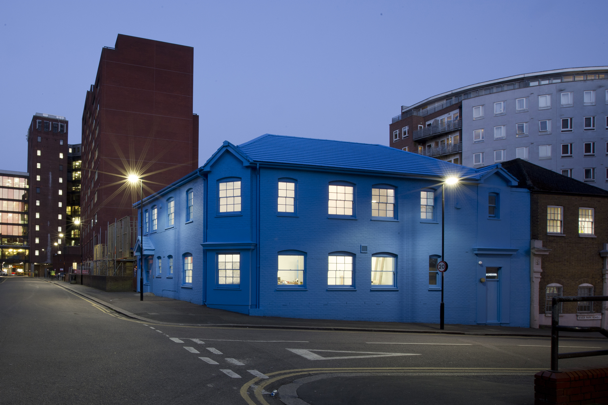 Blue_House_Yard_Street_view_dusk_Jan_Kattein_Architects_Ltd_highres